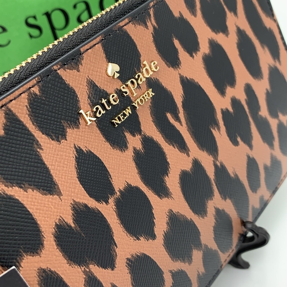 Kate Spade Lucy Medium L-Zip Wristlet
COLOR:
Multi
NWT - Picture 11 of 16